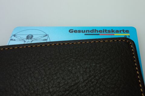 Eine Gesundheitskarte schaut aus einem schwarzen Lederetui (Foto: Blickpixel / Pixabay)
