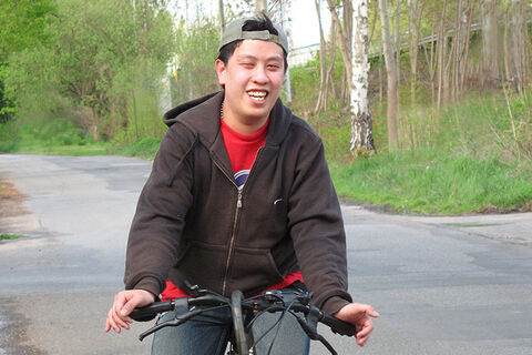 Junger Mann auf dem Fahrrad