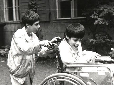 Kind im Rollstuhl ( Foto: Archiv Lebenshilfe Berlin)