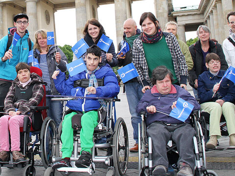 Menschen mit schweren Behinderungen protestieren vor dem Brandenburger Tor (Foto: Archiv Lebenshilfe Berlin)