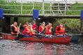 Paddler mit Schwimmwesten in zwei Kanus