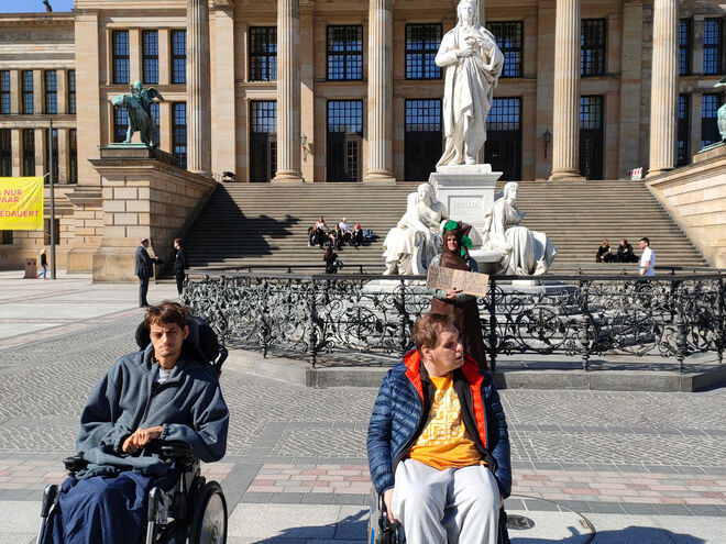 Gruppe 3: Besuch auf dem Gendarmenmarkt. Gruppe 3: Besuch auf dem Gendarmenmarkt.