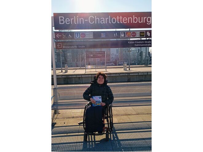 Gruppe 1: Mit der S-Bahn neue ÖPNV- Lektüre aus der Buchhandlung besorgen. Gruppe 1: Mit der S-Bahn neue ÖPNV- Lektüre aus der Buchhandlung besorgen.