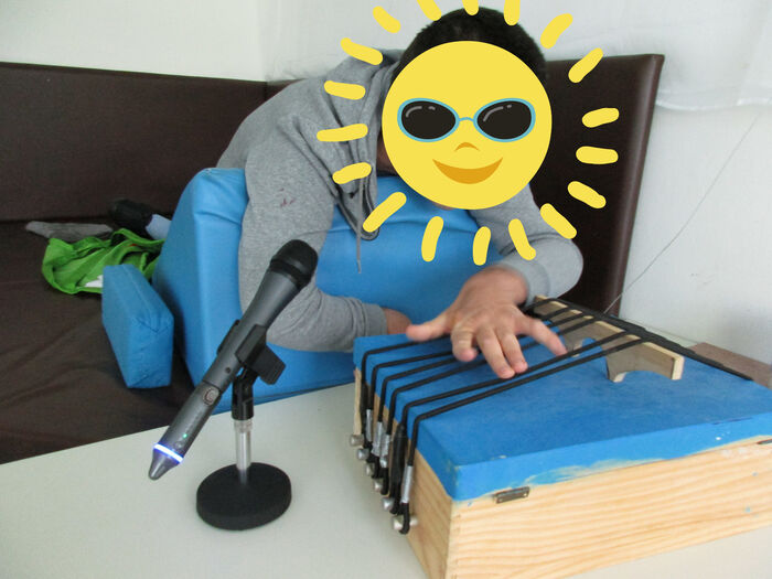 Gruppe 8:Gemeinsames Musizieren an selbstgebauten Instrumenten.