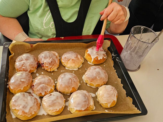 Gruppe 3: Wir machen Berliner Pfannkuchen. Gruppe 3: Wir machen Berliner Pfannkuchen.