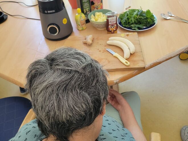 Gruppe 6. Wir bereiten das Mittagessen zu. Gruppe 6. Wir bereiten das Mittagessen zu.