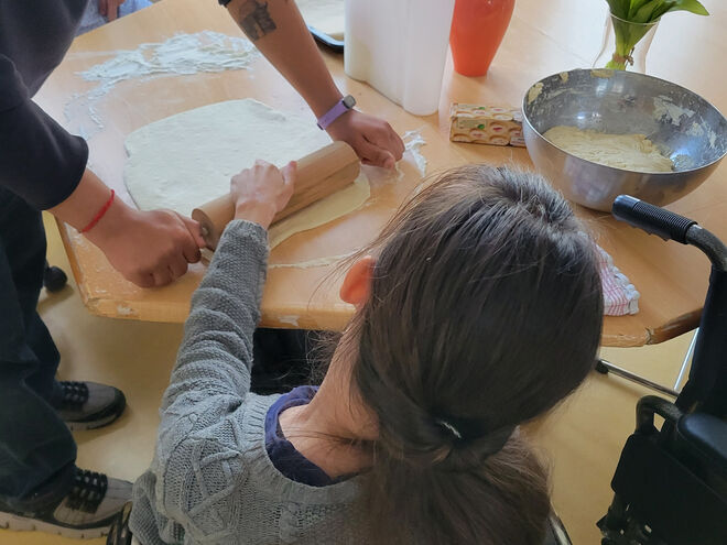 Gruppe 6: Es wird Pizza gemacht. Gruppe 6: Es wird Pizza gemacht.