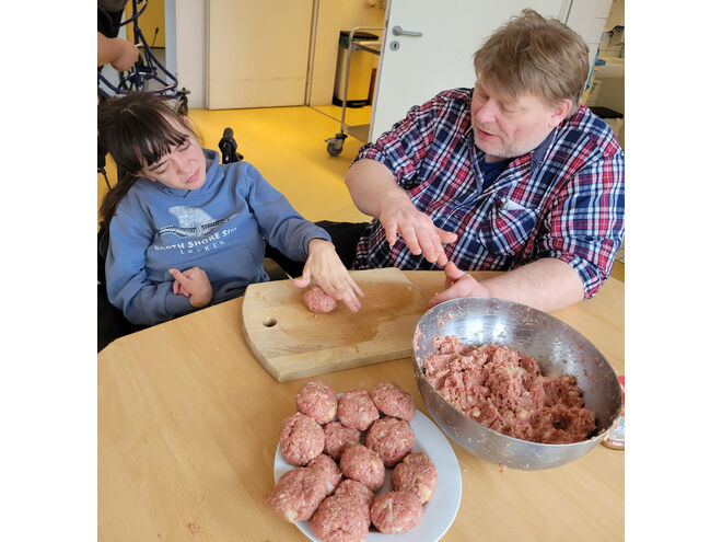 Gruppe 6: Berliner Bouletten werden in der Gruppe vorbereitet. Gruppe 6: Berliner Bouletten werden in der Gruppe vorbereitet.